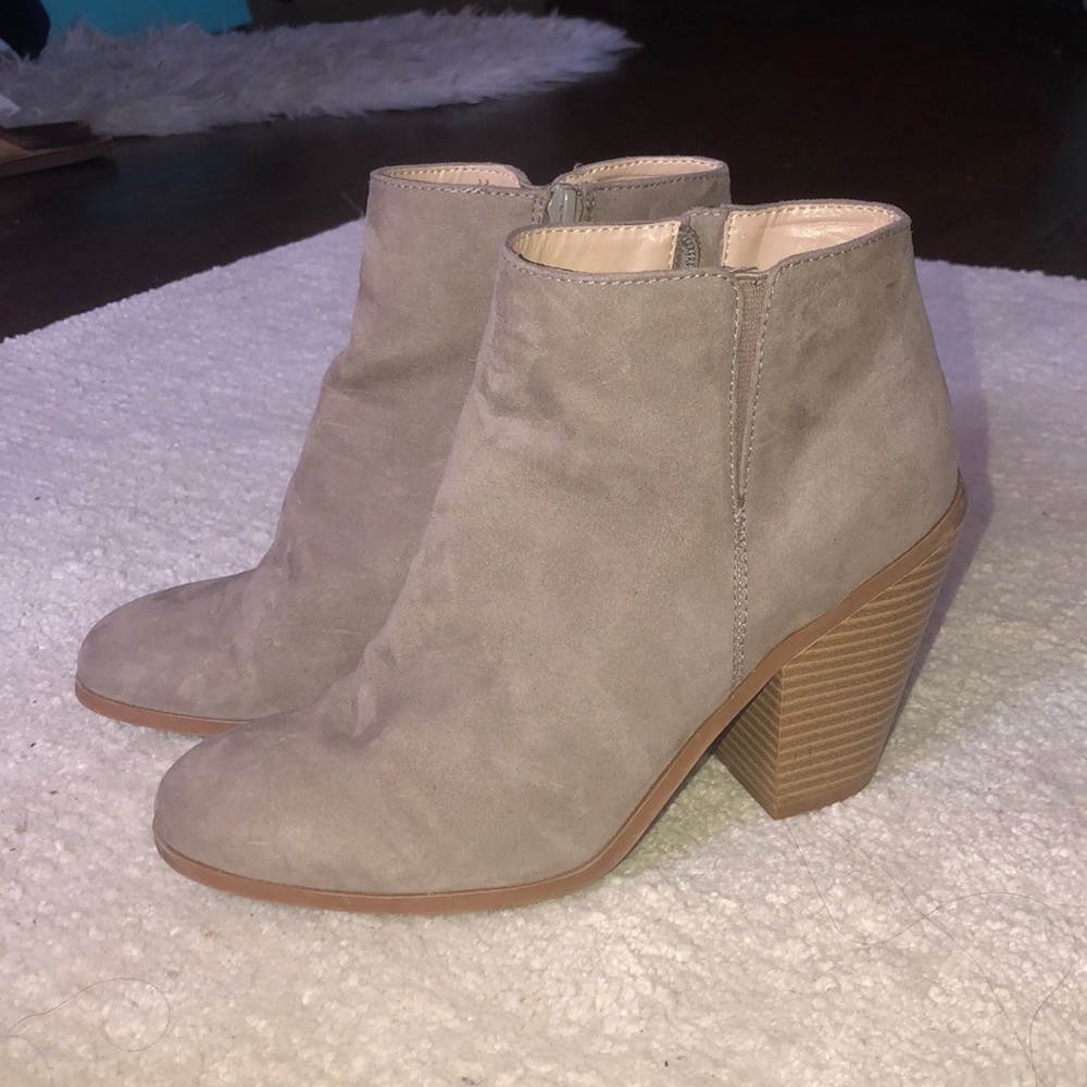Banana Republic Taupe / Gray / Tan Booties